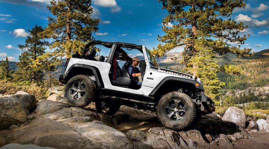 Person mudding with their white jeep and open top