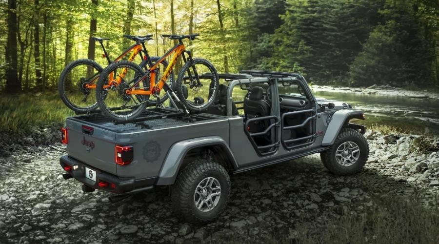 Jeep with two bikes on the back