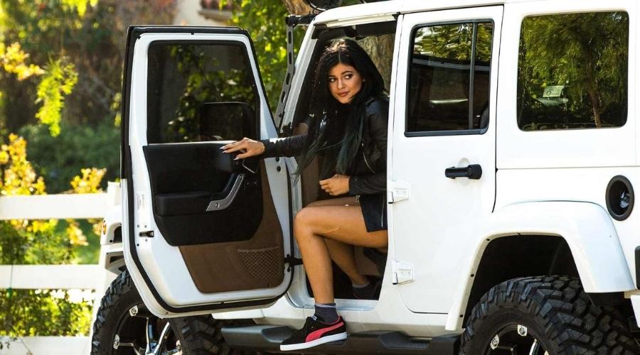 Selena Gomez opening the door and leaving a white Jeep