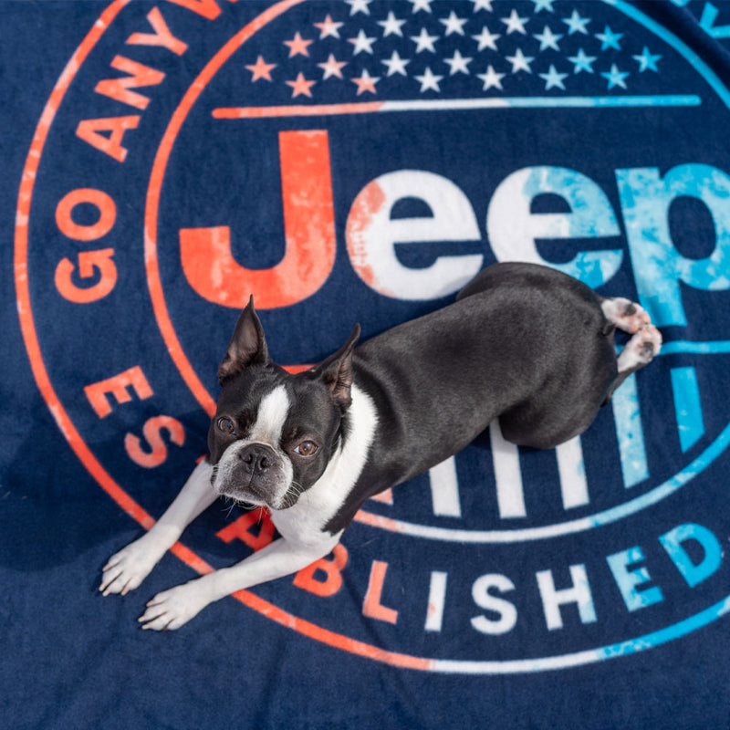 Jeep_JEDCo_9196_USA-Orb_Roll-Up_Blanket_lifestyle